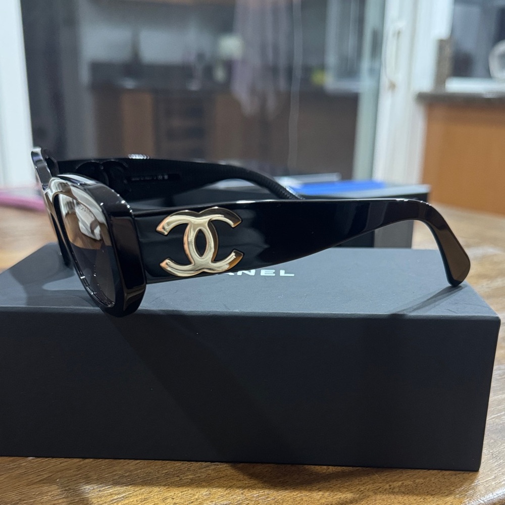 CHANEL Elegant Black Sunglasses - Picture 2 of 3